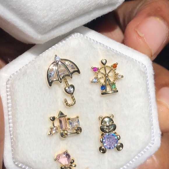 Gorgeous 5 pieces gold plated Swarovski elements earrings - Picture 3 of 10